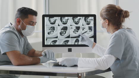 Männliche-Und-Weibliche-Ärzte-Diskutieren-über-CT-Scans-Der-Lunge